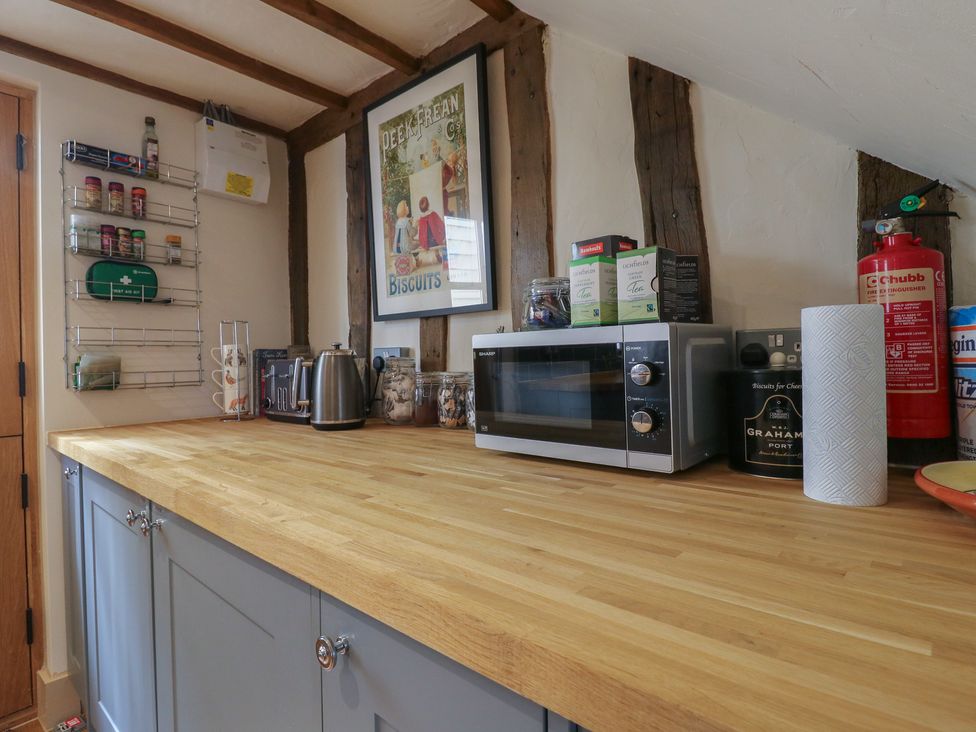 A kitchen with microwave and kettle at The Annex in Cavendish Near Sudbury