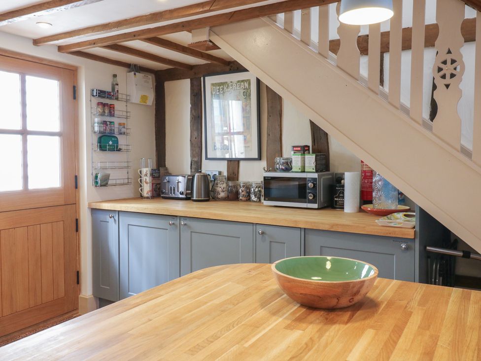 A kitchen with appliances and a bowl at The Annex in Cavendish Near Sudbury