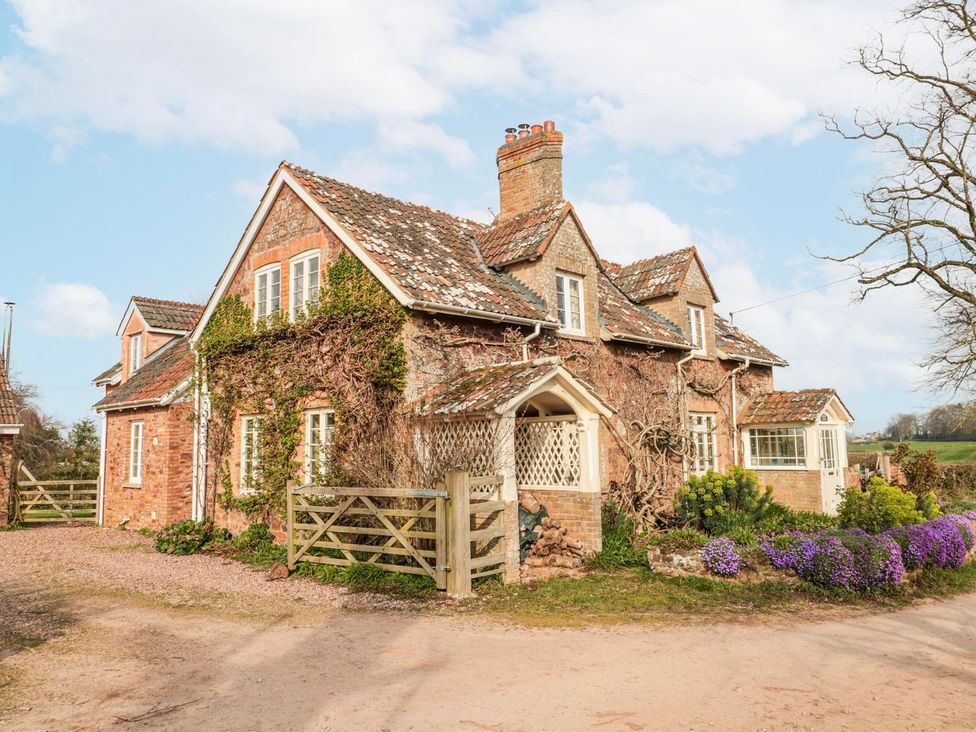 A house with a garden and gate at Tuxwell Lodge in Bridgwater