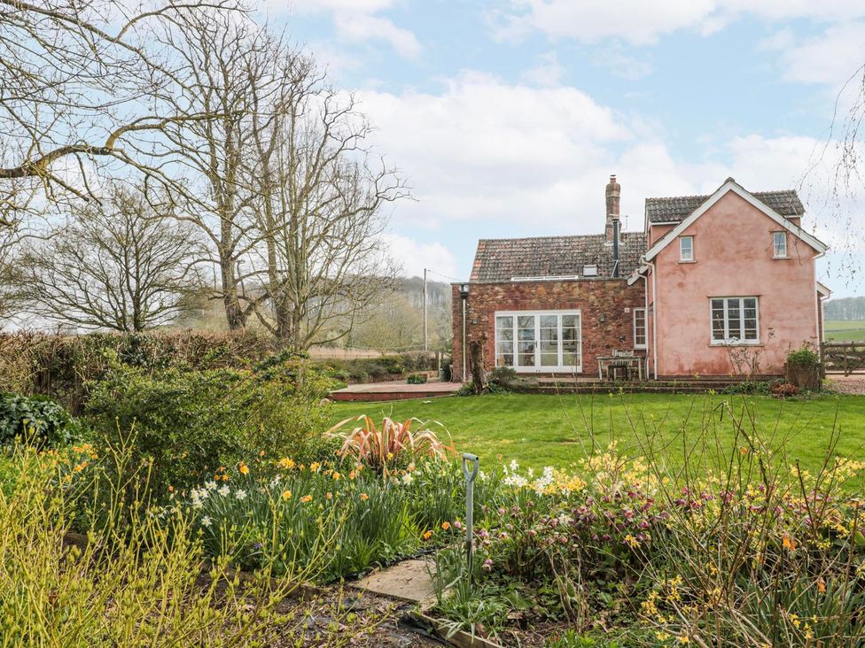 A house with a garden and trees at Tuxwell Lodge in Bridgwater