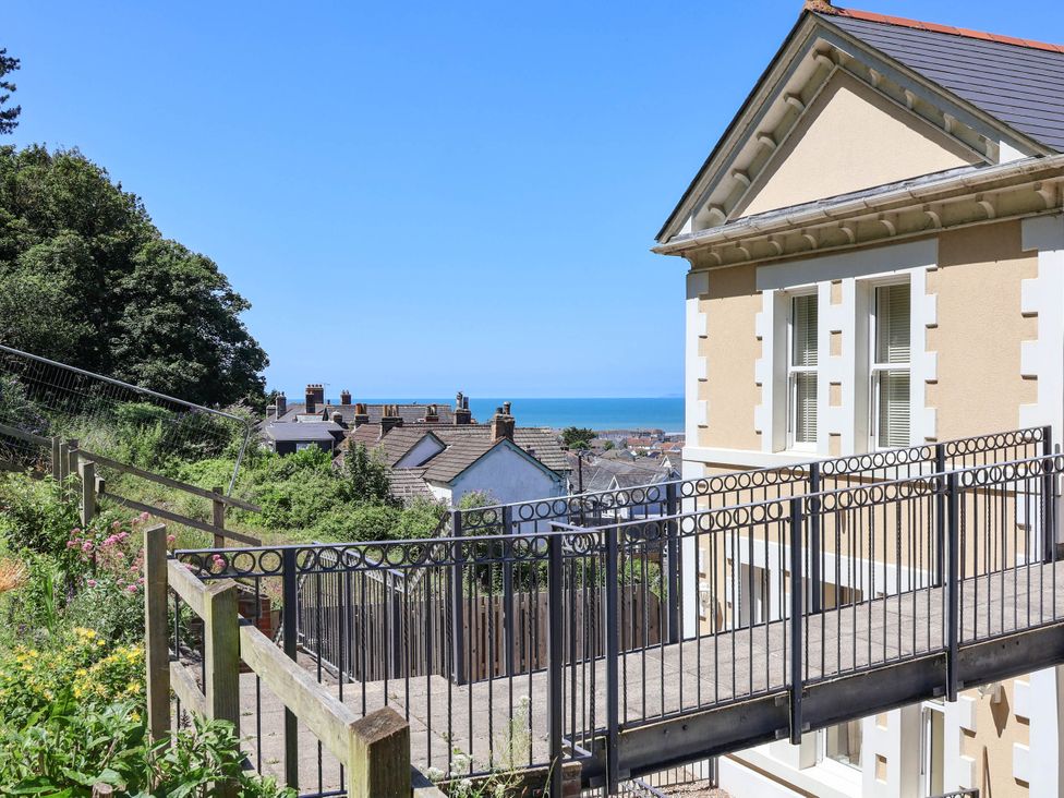 A view of a building with a pathway and ocean in the background at Sea Vista in Westward Ho!