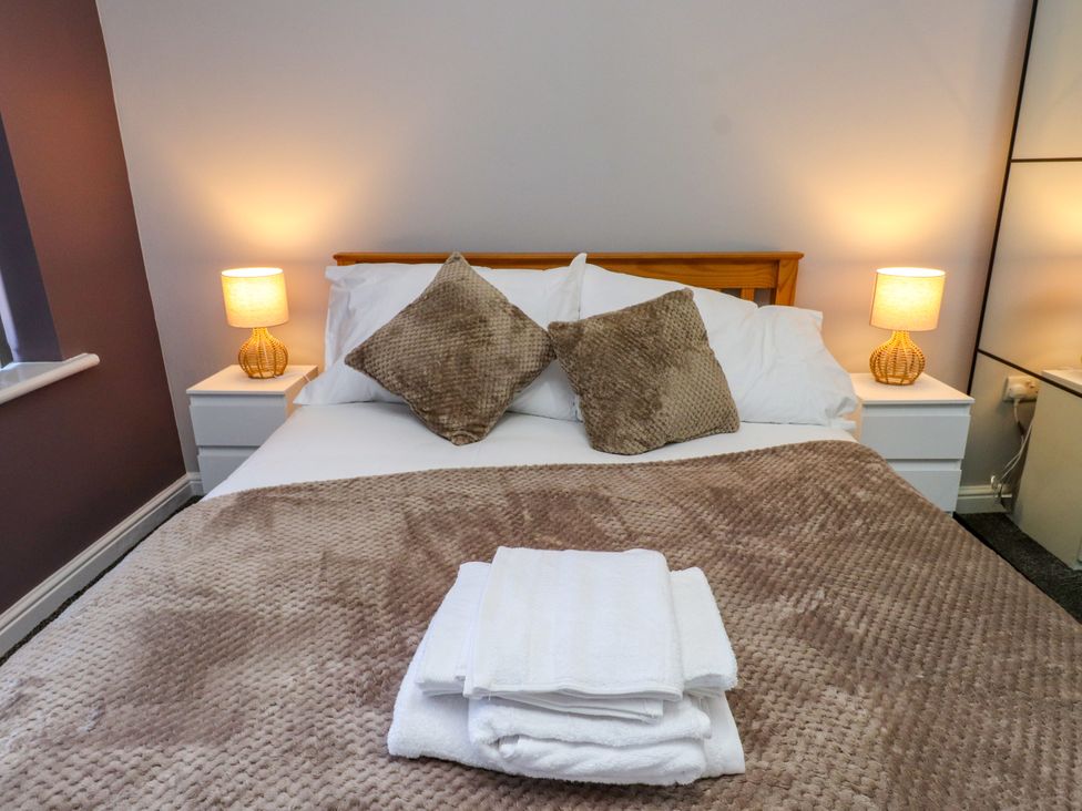 A bedroom with a bed and bedside lamps at Ger y Mynydd, 2 Cae Ty Coch, Brynteg