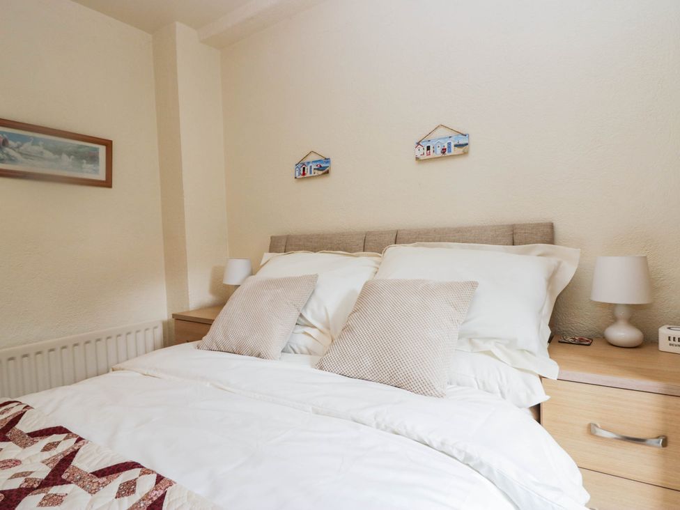 A bedroom with a bed and bedside lamps at Rooftops in Lindale