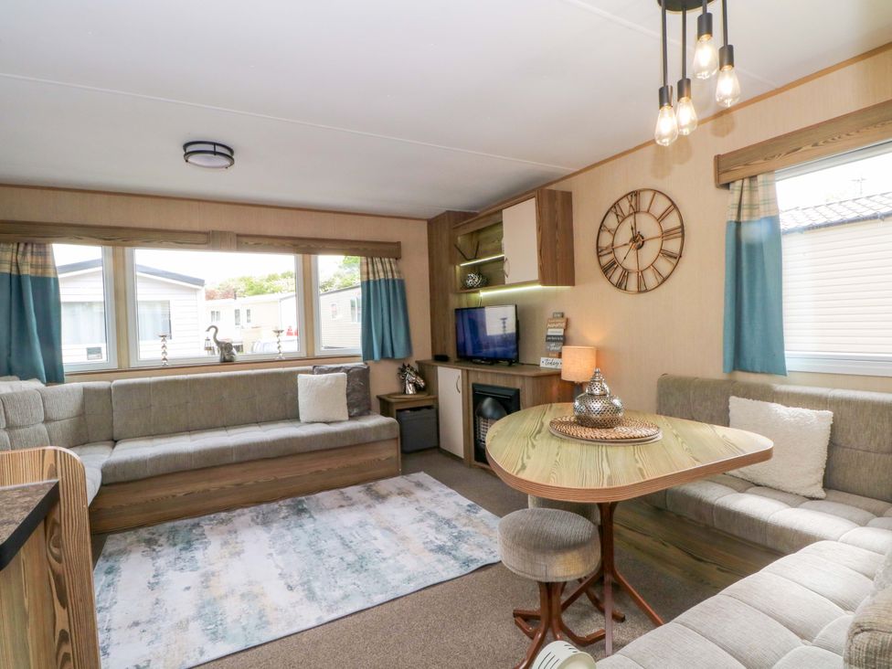 A living room with a sofa and a table at Kensington 49