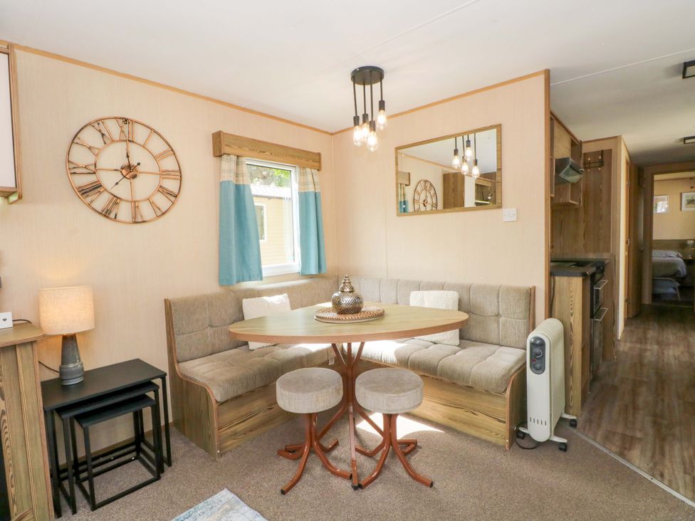 A dining area with a table and chairs at Kensington 49