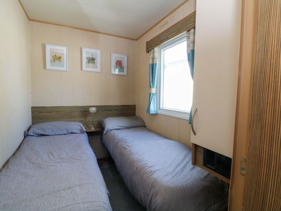 A bedroom with twin beds and a window at Kensington 49