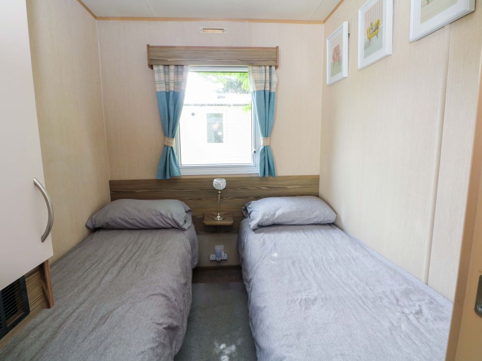 A bedroom with twin beds and a window at Kensington 49