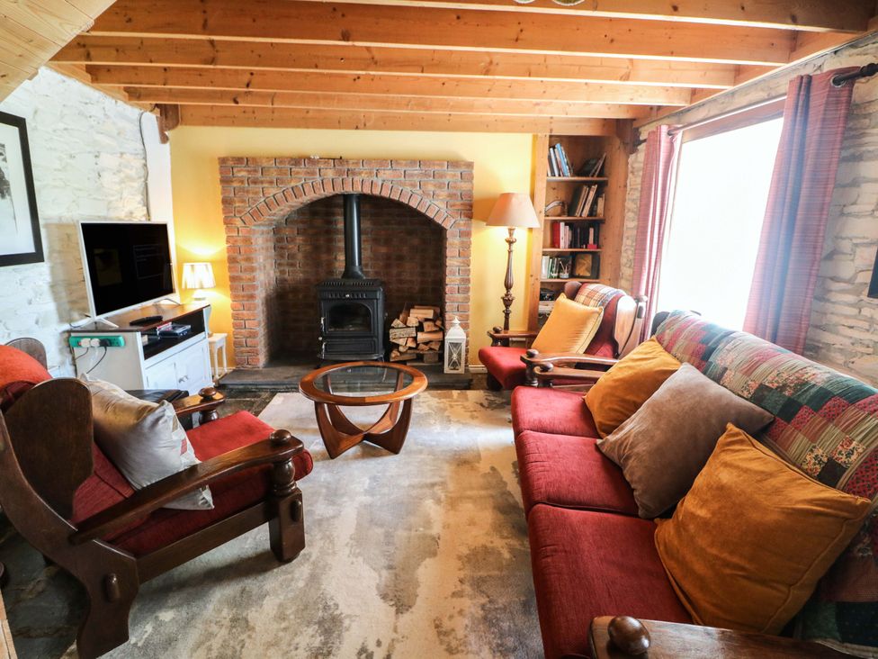 A living room with a sofa and fireplace at Tach Ferme