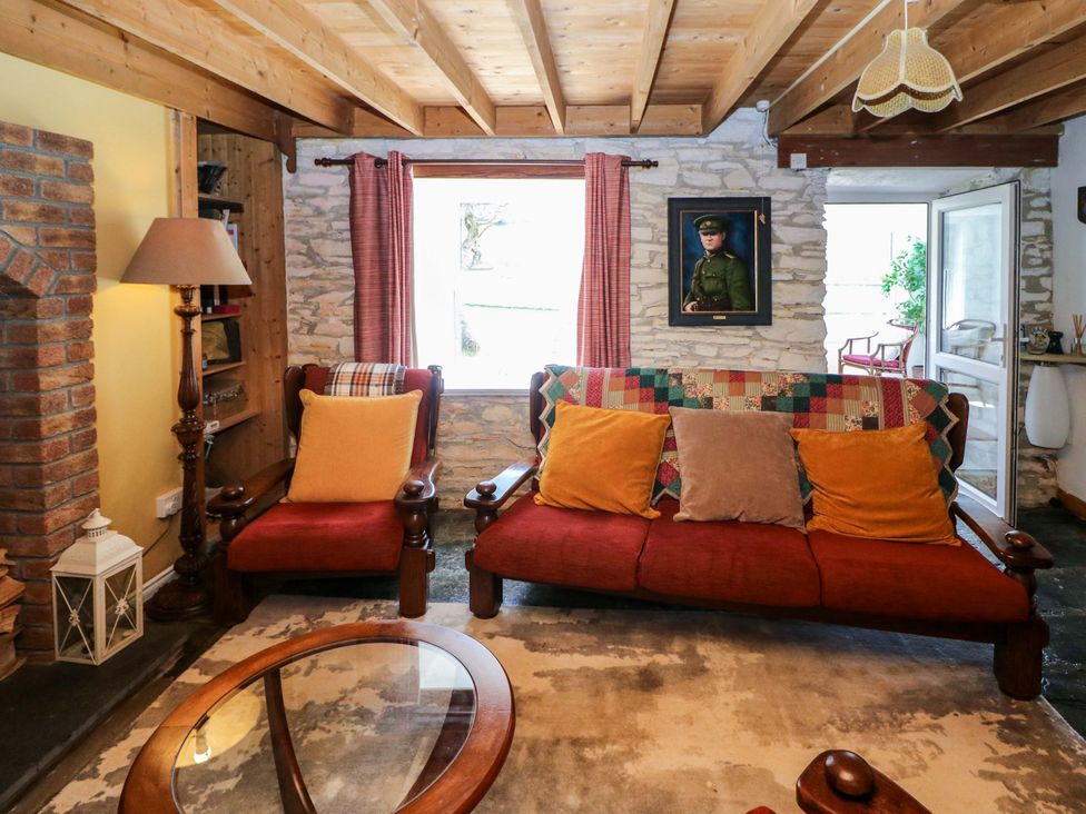 A living room with a sofa and coffee table at Tach Ferme