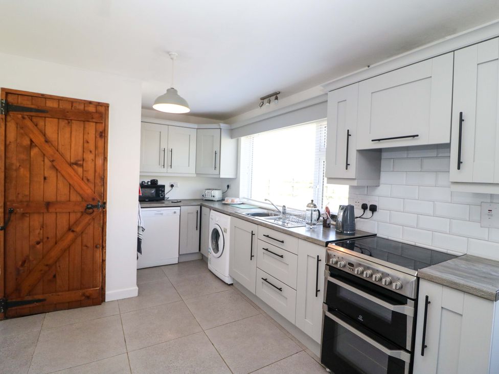 A kitchen with cabinets and appliances at Tach Ferme