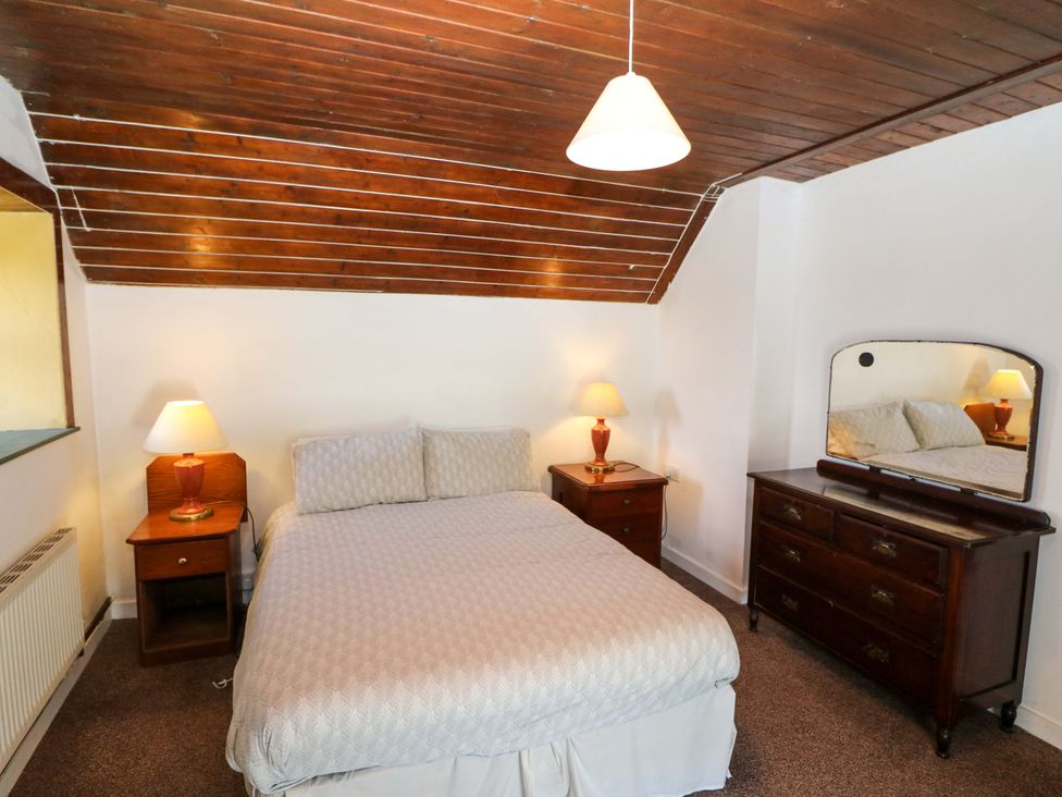 A bedroom with a bed and furniture at Tach Ferme