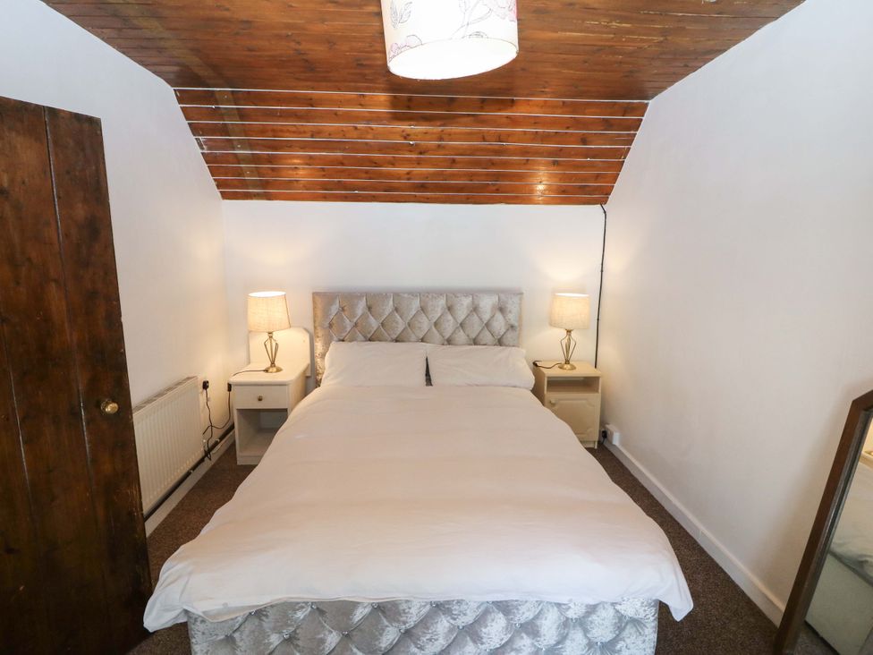 A bedroom with a bed and nightstands at Tach Ferme
