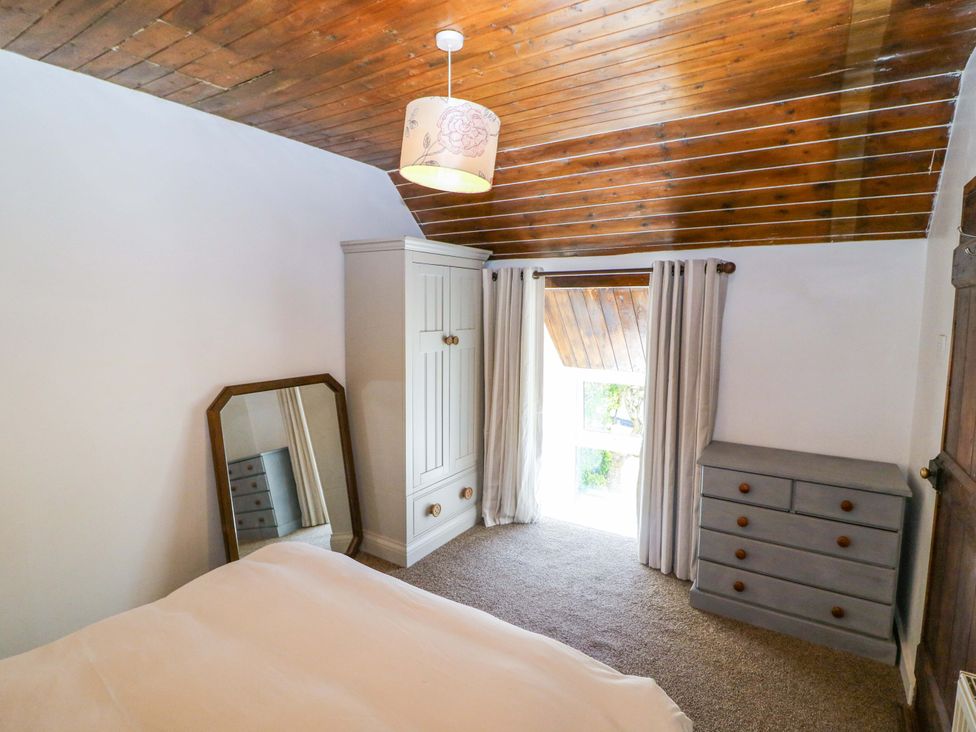 A bedroom with a bed and wardrobe at Tach Ferme