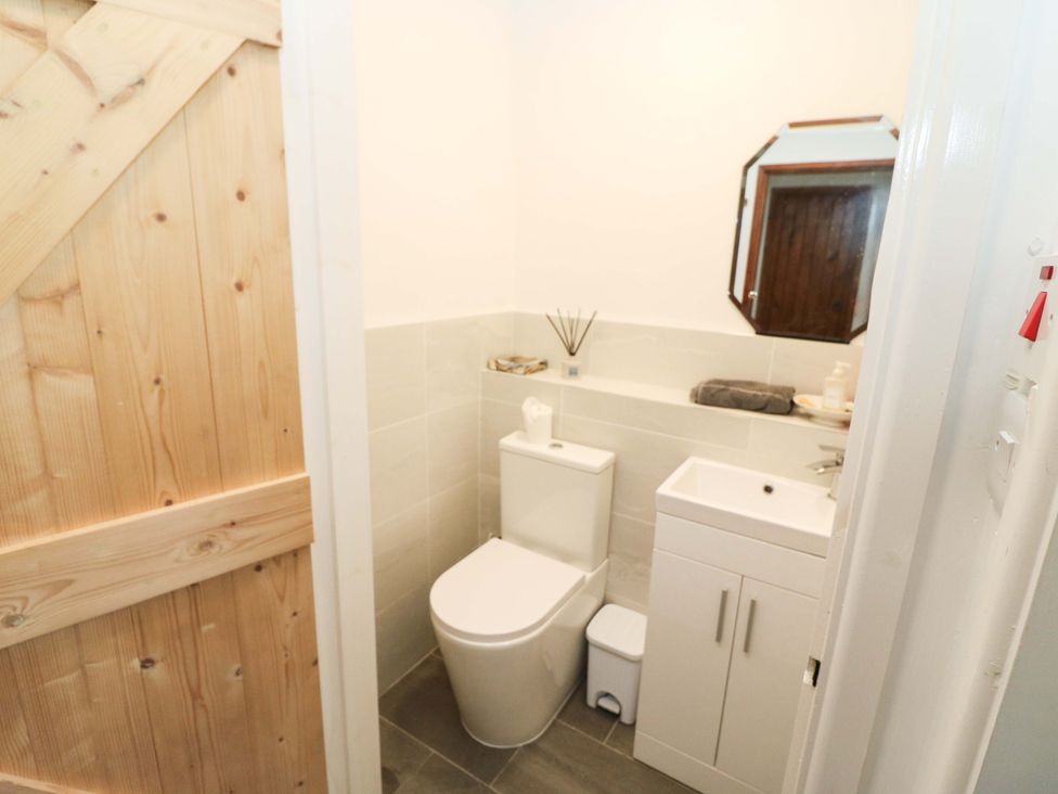 A bathroom with a toilet and sink at Tach Ferme