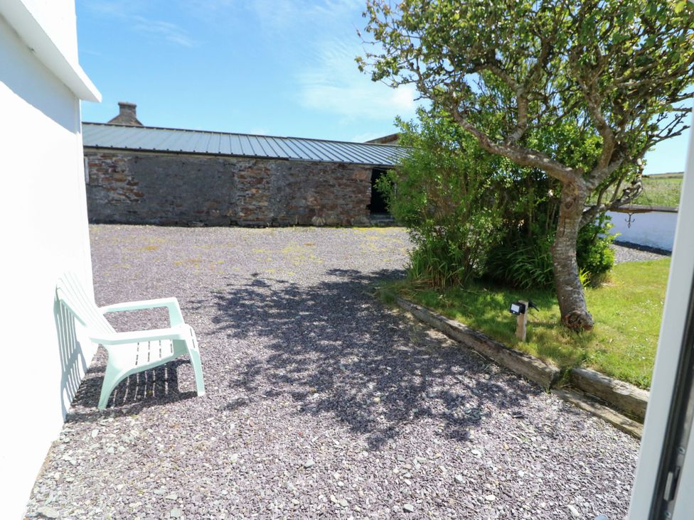 An outdoor area with a chair and gravel pathway at Tach Ferme in 
