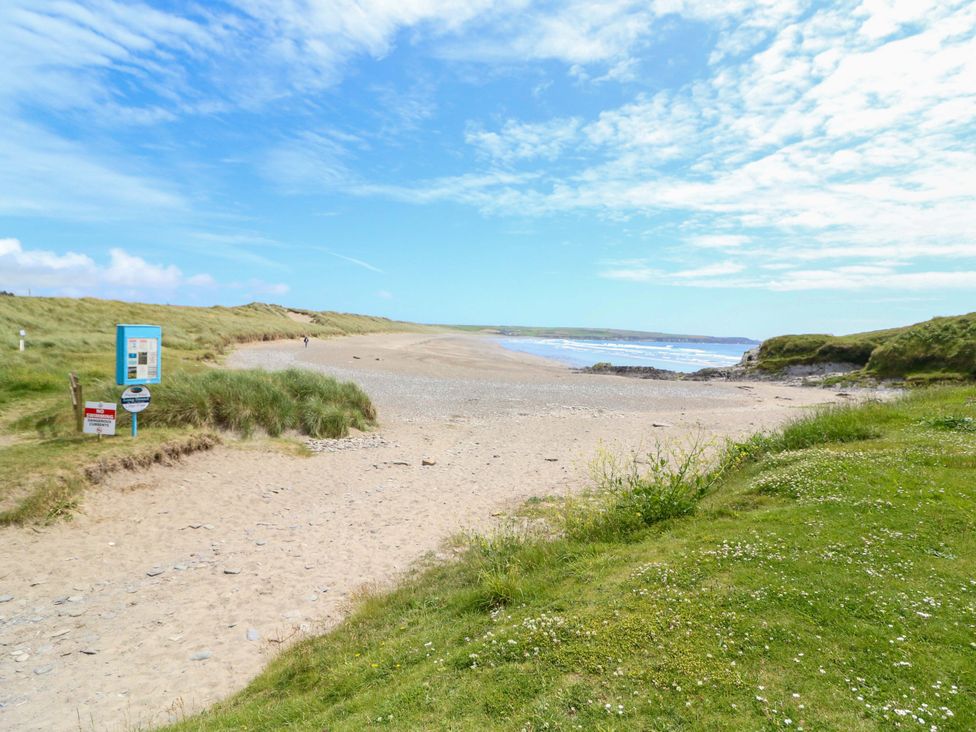A beach with sand and grass at Tach Ferme in 