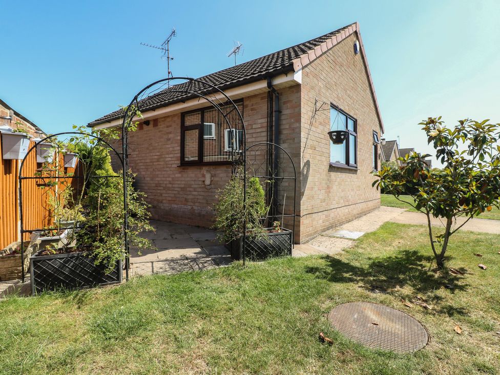 A house with a garden and archway at 27a Wolds Drive in Nottingham