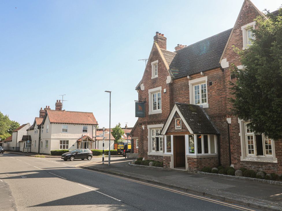 A pub building located on a street at 27a Wolds Drive in Nottingham