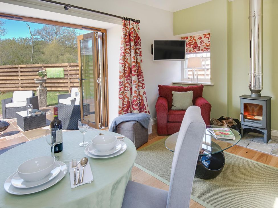 A living room with a dining table and chairs at Country Cottage Sleeps 3 with Garden and Parking