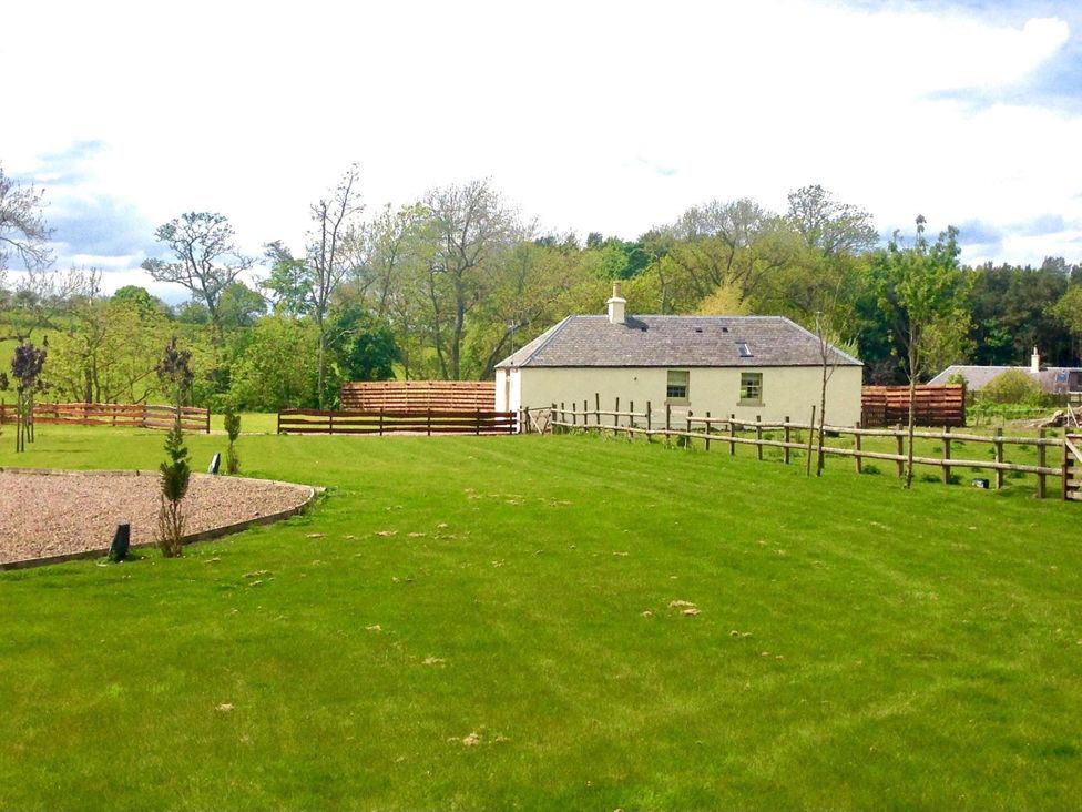 An outdoor view of a house with a garden and fence at Country Cottage Sleeps 3 with Garden and Parking
