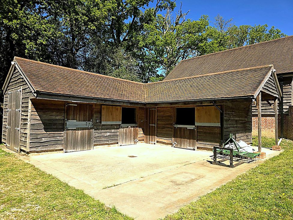 An exterior view of a stable at Charming Barn Annex with Stables New Forest Escape