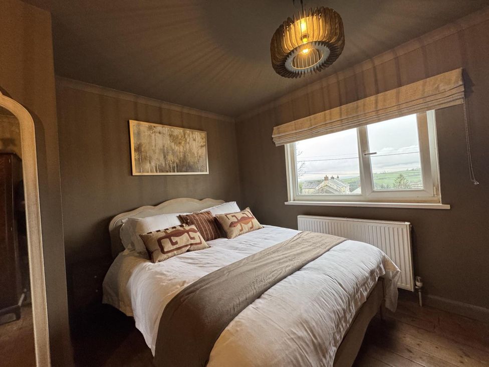 A bedroom with a bed and a window at Llysawelon 2-Bed Cottage, Sleeps 5, Pets Ok Llysawelon near Llansteffan