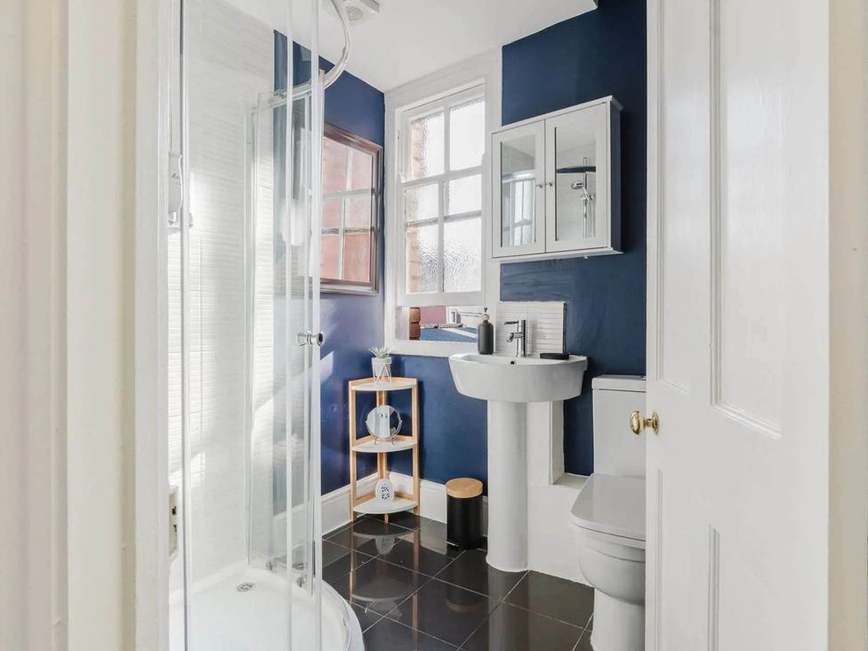 A bathroom with shower and sink at Licatas Apartment Cirencester Cotswolds Sleeps 6