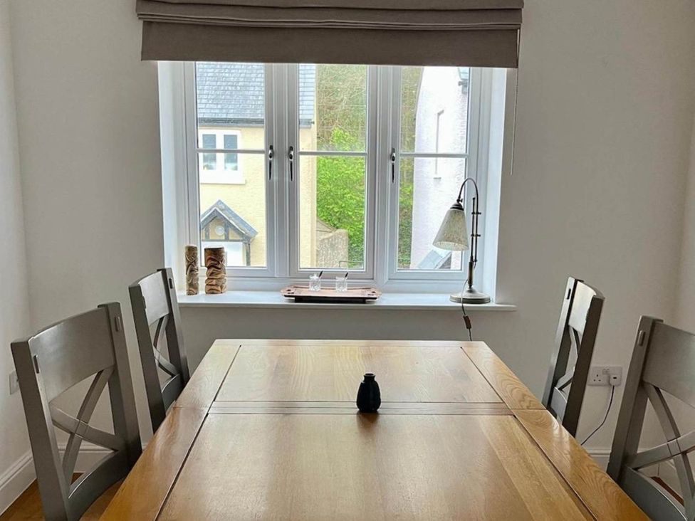 A dining room with a table and chairs at Apartment Sleeps 4 with Parking in Chagford