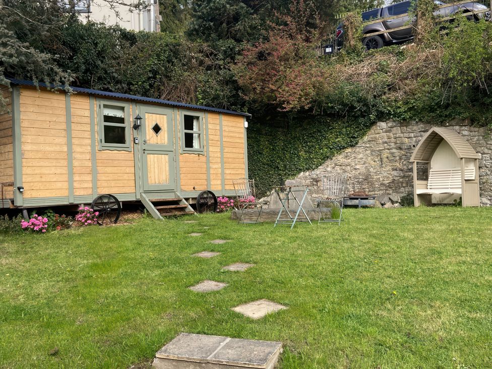 Cozy Cabin Retreat in Newtown - Mid Wales - 1203807 - thumbnail photo 5