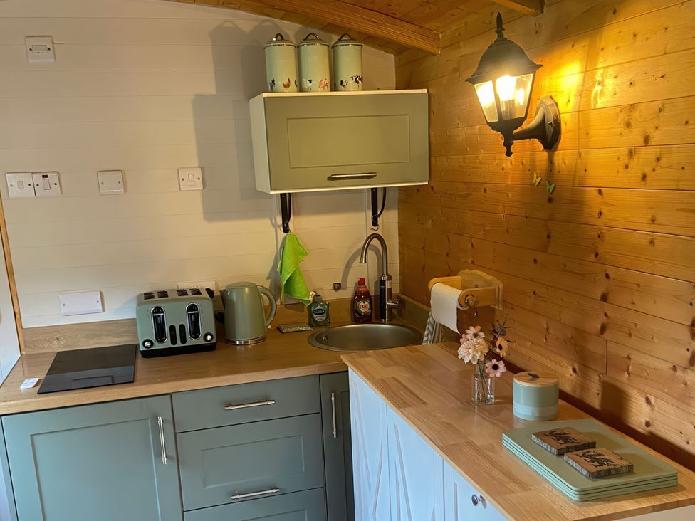 A kitchen with a kettle and toaster at Cozy Cabin Retreat in Newtown