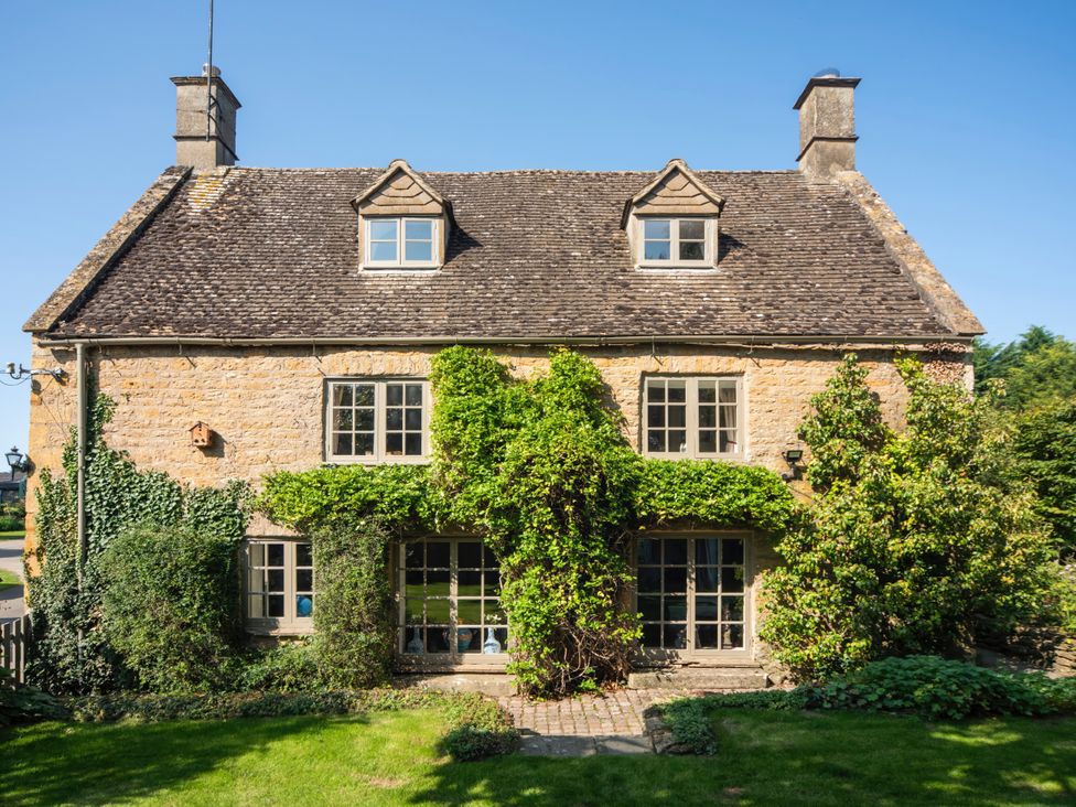 A house with garden and windows at Cotswolds - Garden - Bbq - Parking - Sleeps 6 near Shipston-On-Stour