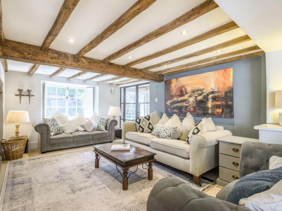 A living room with sofas and a table at Cotswolds - Garden - Bbq - Parking - Sleeps 6 near Shipston-On-Stour