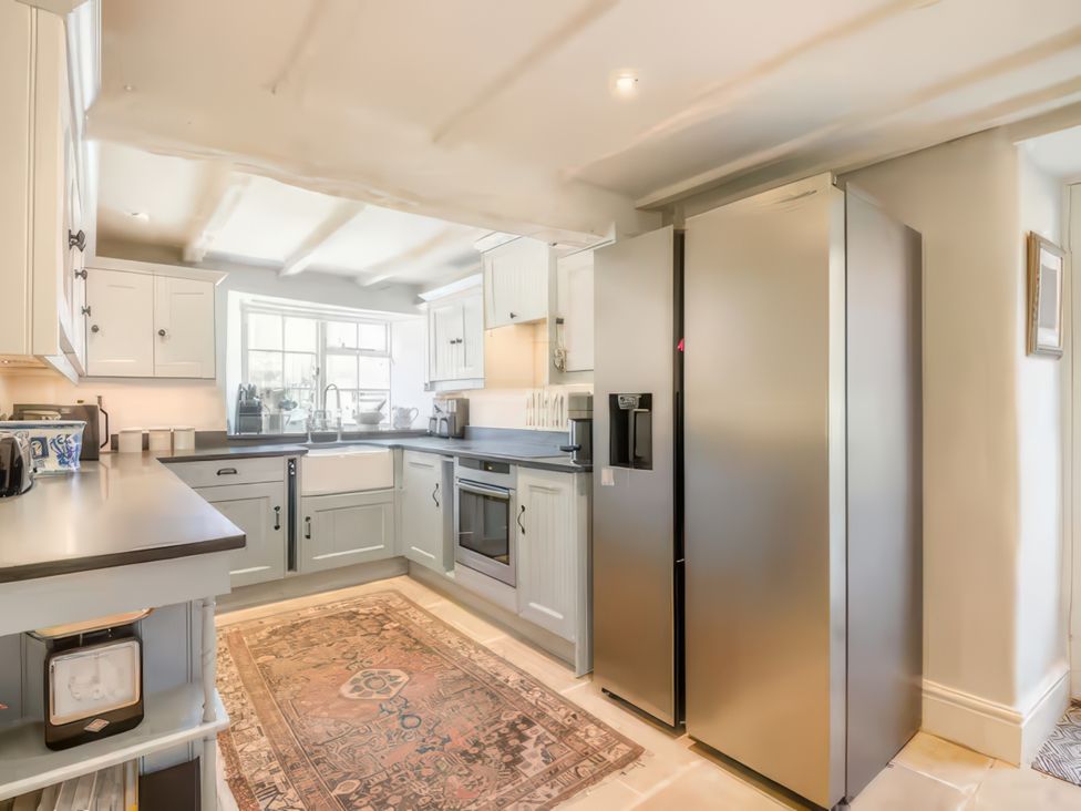 A kitchen with cabinets and appliances at Cotswolds - Garden - Bbq - Parking - Sleeps 6 near Shipston-On-Stour