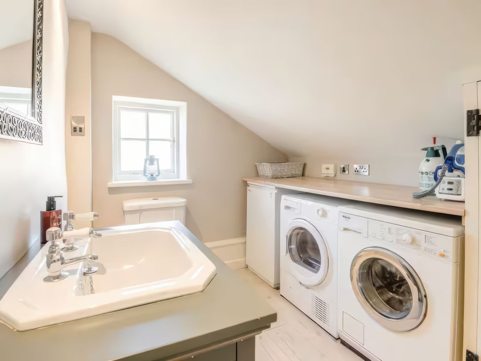 A laundry room with washing machine and sink at Cotswolds - Garden - Bbq - Parking - Sleeps 6 near Shipston-On-Stour
