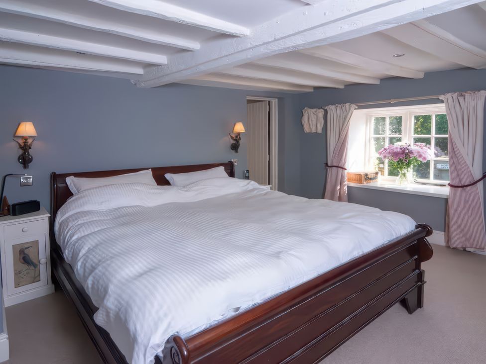 A bedroom with a bed and a window at Cotswolds - Garden - Bbq - Parking - Sleeps 6 near Shipston-On-Stour