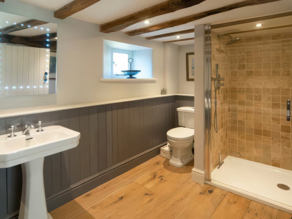 A bathroom featuring a sink, toilet, and shower at Cotswolds - Garden - Bbq - Parking - Sleeps 6 near Shipston-On-Stour