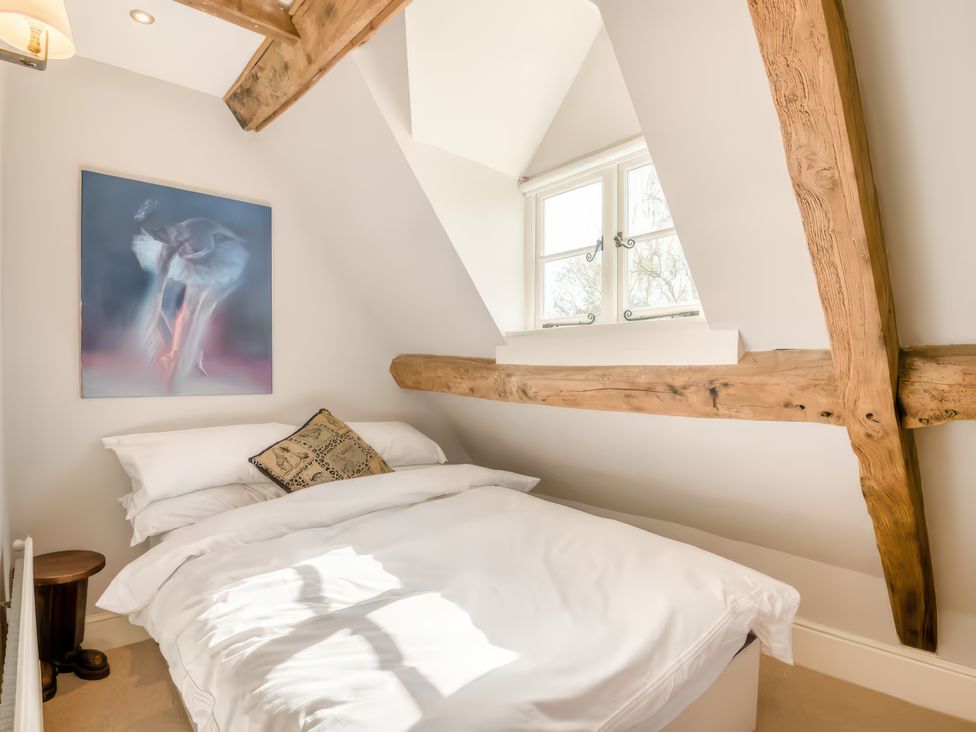 A bedroom with a bed and painting at Cotswolds - Garden - Bbq - Parking - Sleeps 6 near Shipston-On-Stour