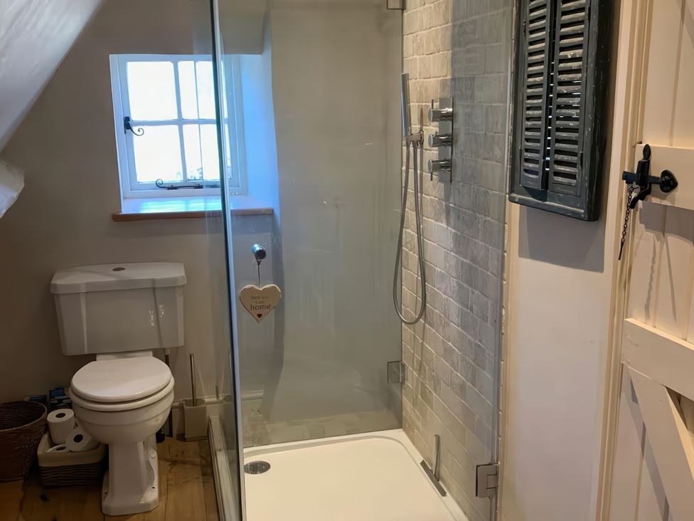 A bathroom with a shower and toilet at Cotswolds - Garden - Bbq - Parking - Sleeps 6 near Shipston-On-Stour