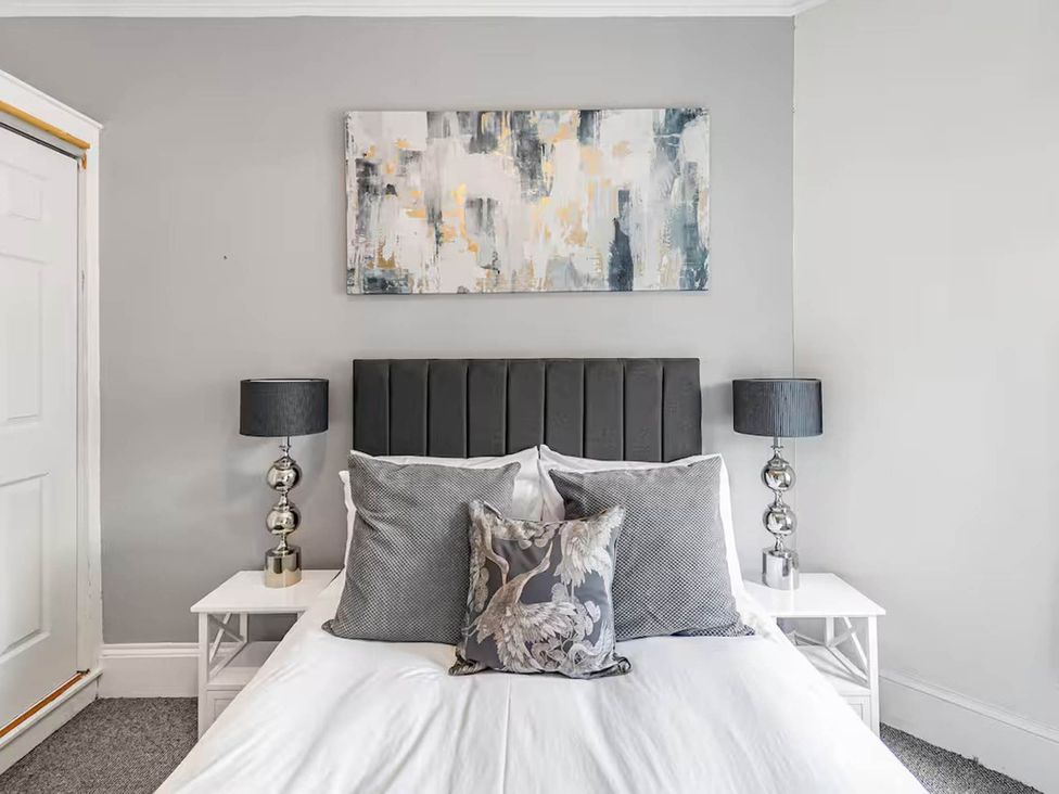 A bedroom with a bed and lamps at Central Aberdeen flat Holburn St workspace parking, Aberdeen