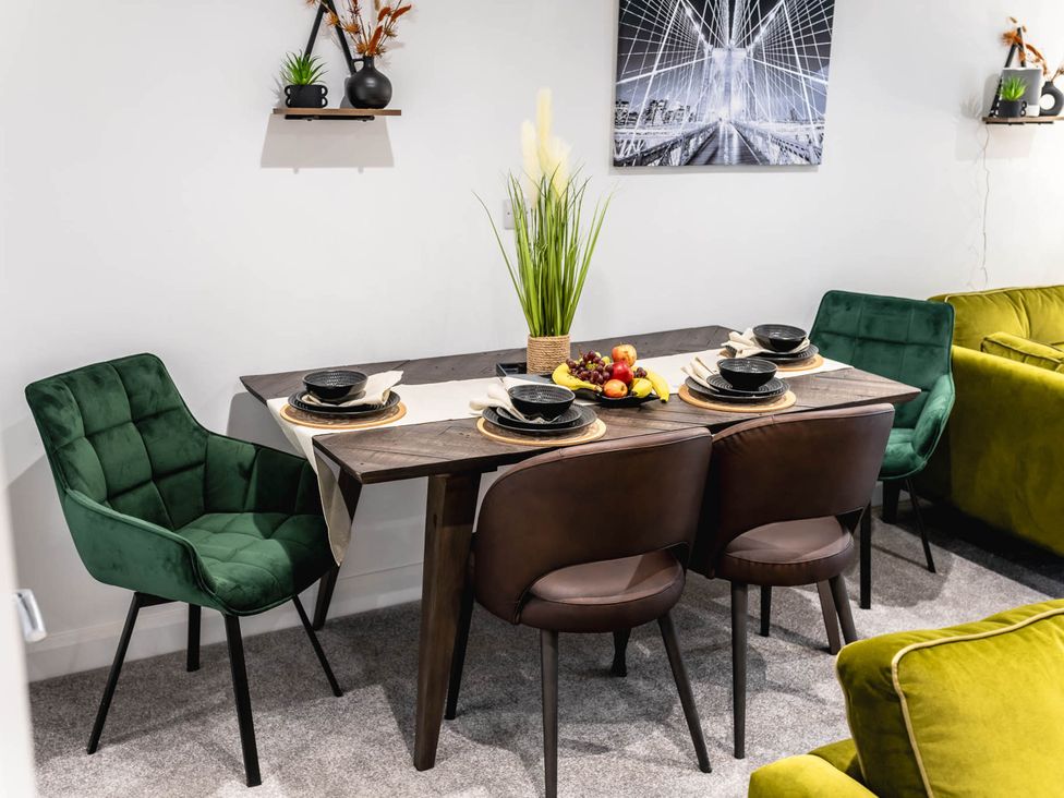 A dining area with a table set for four at Cosy 2-Bed Apartment in Nettleham