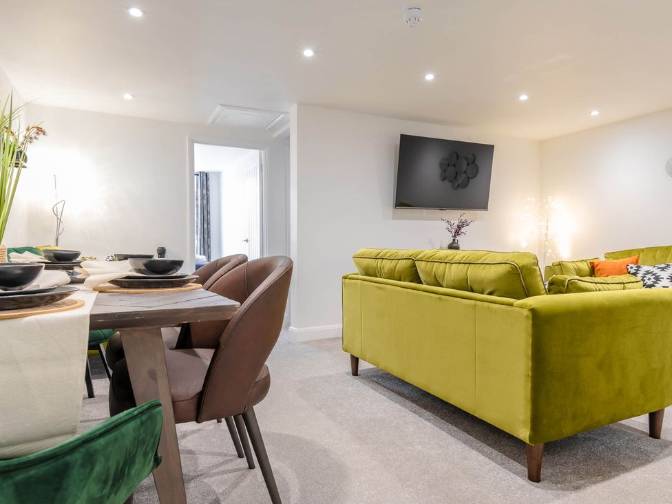 A living room with a dining table and chairs at Cosy 2-Bed Apartment in Nettleham