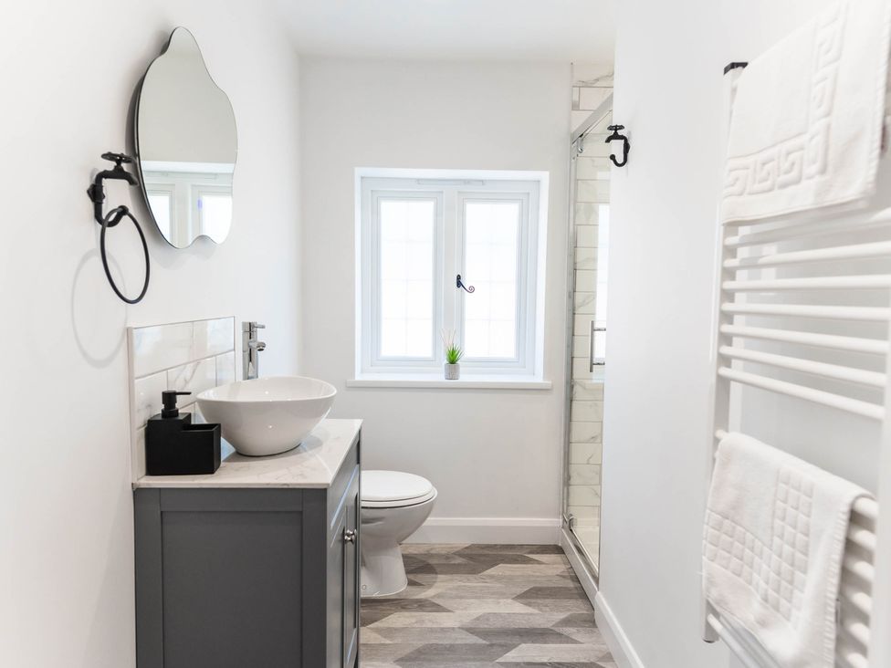 A bathroom with a sink and toilet at Cosy 2-Bed Apartment in Nettleham