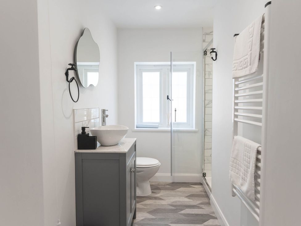 A bathroom with a vanity and sink at Cosy 2-Bed Apartment in Nettleham