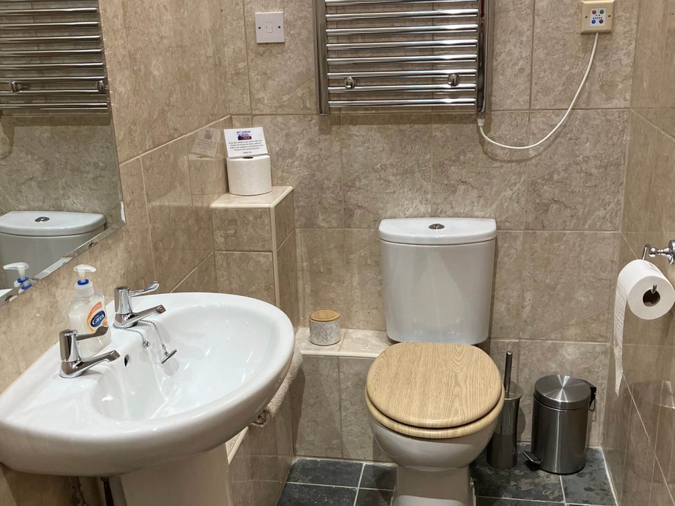 A bathroom with a sink and toilet at Cottage in Nuneaton - Sleeps 2 - Parking - Garden, Higham-on-the-Hill near Nuneaton