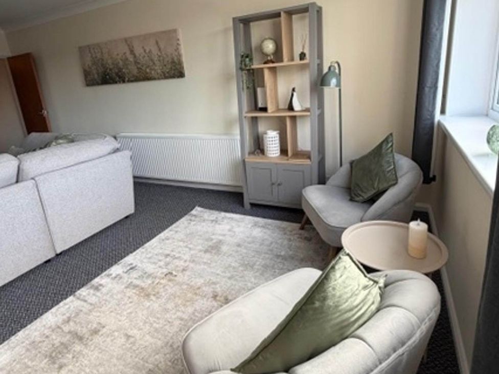 A living room with a sofa and armchair in Meriden Apartment - Sleeps 7 - Near Nec, Parking Meriden