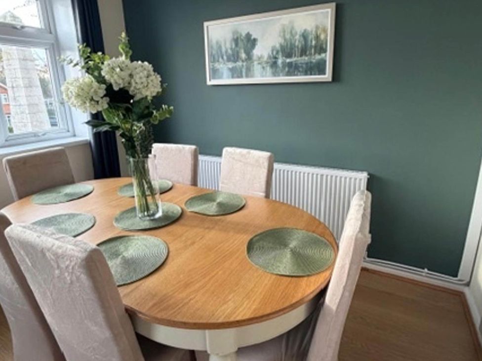 A dining room with a round table and six chairs at Meriden Apartment - Sleeps 7 - Near Nec, Parking Meriden
