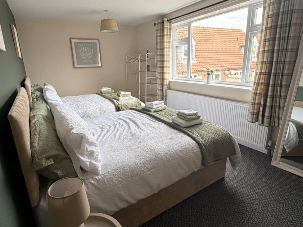 A bedroom with two beds and a window at Meriden Apartment - Sleeps 7 - Near Nec, Parking Meriden
