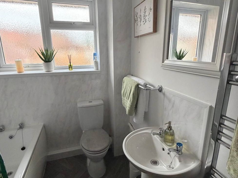 A bathroom with a bathtub, toilet, and sink at Meriden Apartment - Sleeps 7 - Near Nec, Parking, Meriden