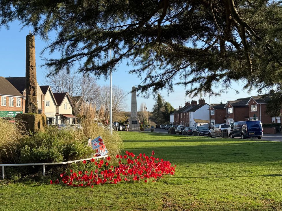 A park with a monument, flowerbed and buildings at Meriden Apartment - Sleeps 7 - Near Nec, Parking in Meriden