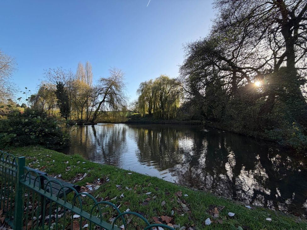 A park scene with a pond and trees at Meriden Apartment - Sleeps 7 - Near Nec, Parking Meriden